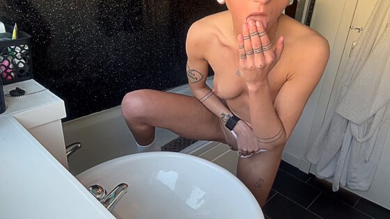 female orgasm sexy desi girl bathroom me chut me fingering masturbating